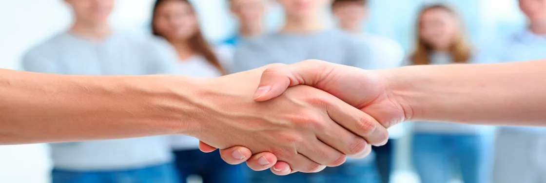 Врач жмет руку пациенту